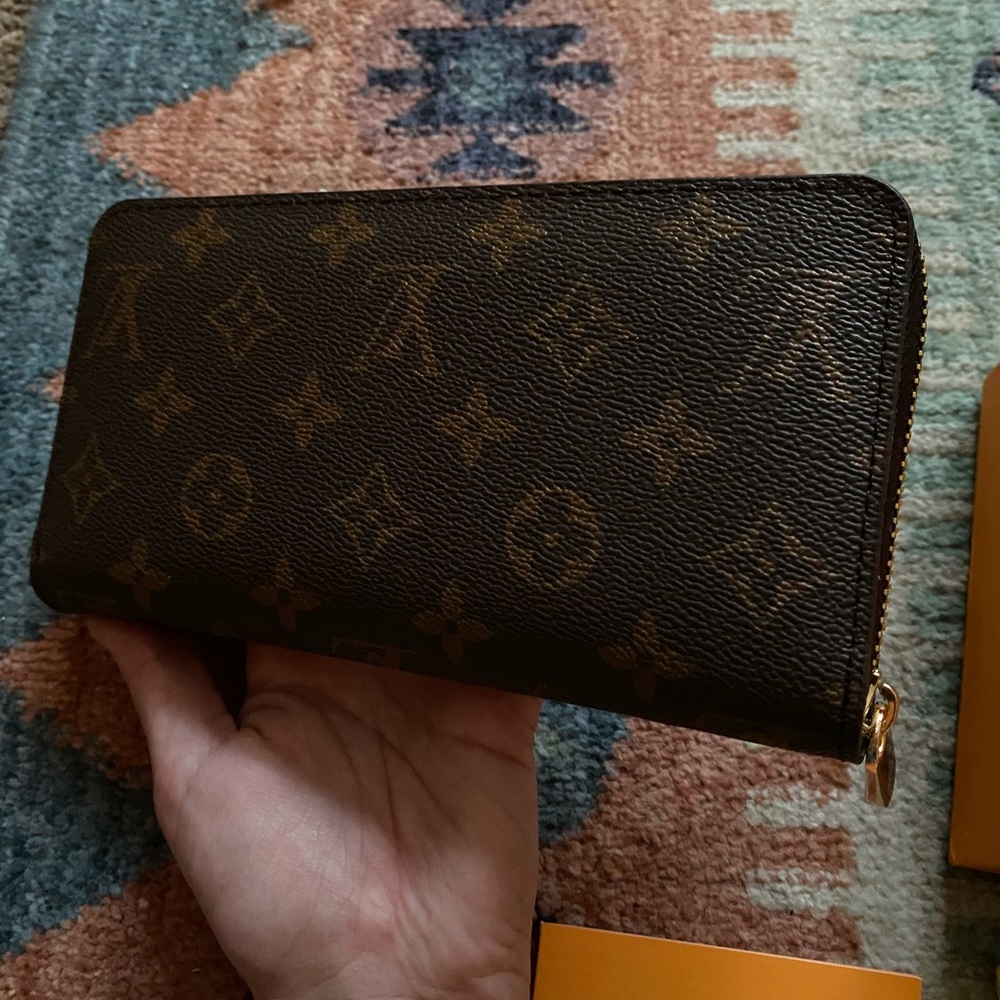Louis Vuitton zippy wallet
